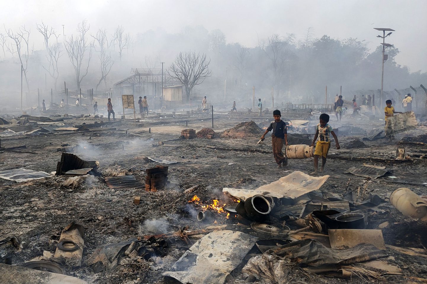 Bangladeshis asuvas rohingjate põgenikelaagris Balukhalis aset leidnud põleng jättis tuhanded inimesed peavarjuta.