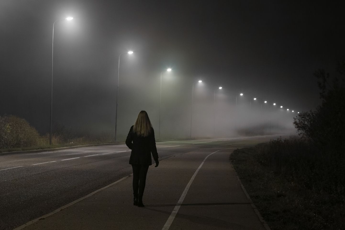 Tüdruk pimedal ajal kõndimas. Foto on illustratiivne.