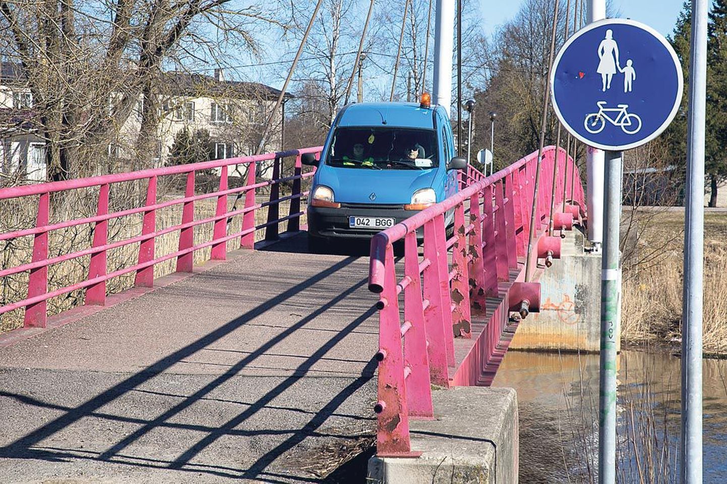 Pärnu linna haldussuutmatust ära kasutanud Pärnu Haldusteenuste masin sõitis liikluseeskirja eirates rahumeeli üle Vana-Sauga jalakäijate silla.