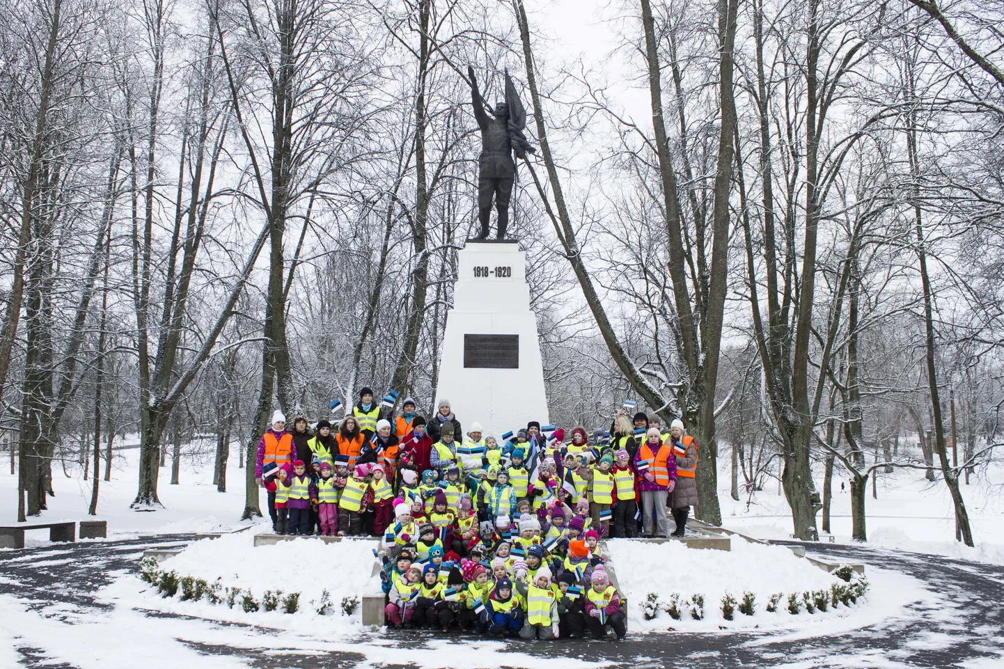 Valga lasteaia Kaseke pere Valgas asuva Vabadussõja mälestussamba juures