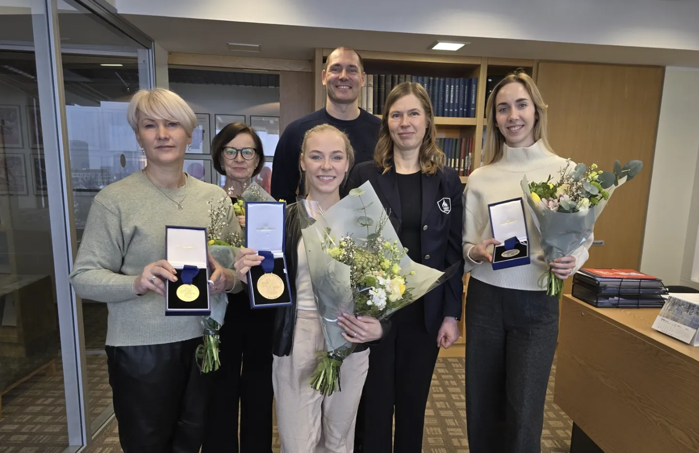 Niina Petrõkina (keskel) oma tiimiga Eesti Olümpiakomiteed külastamas.