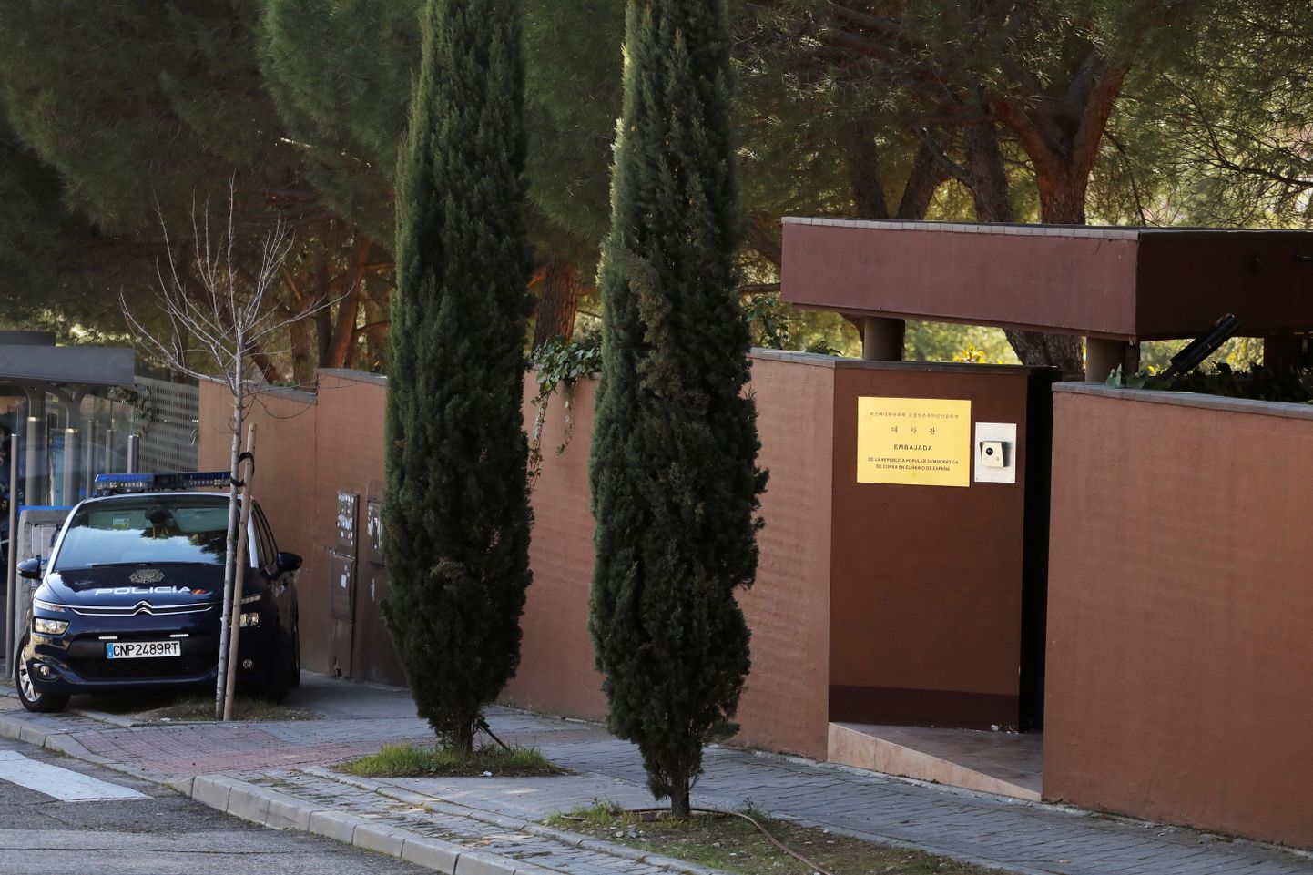 Hispaania politseia auto Madridis Põhja-Korea saatkonna juures umbes nädal pärast seda, kui sinna tungis kümneliikmeline rühm inimesi.