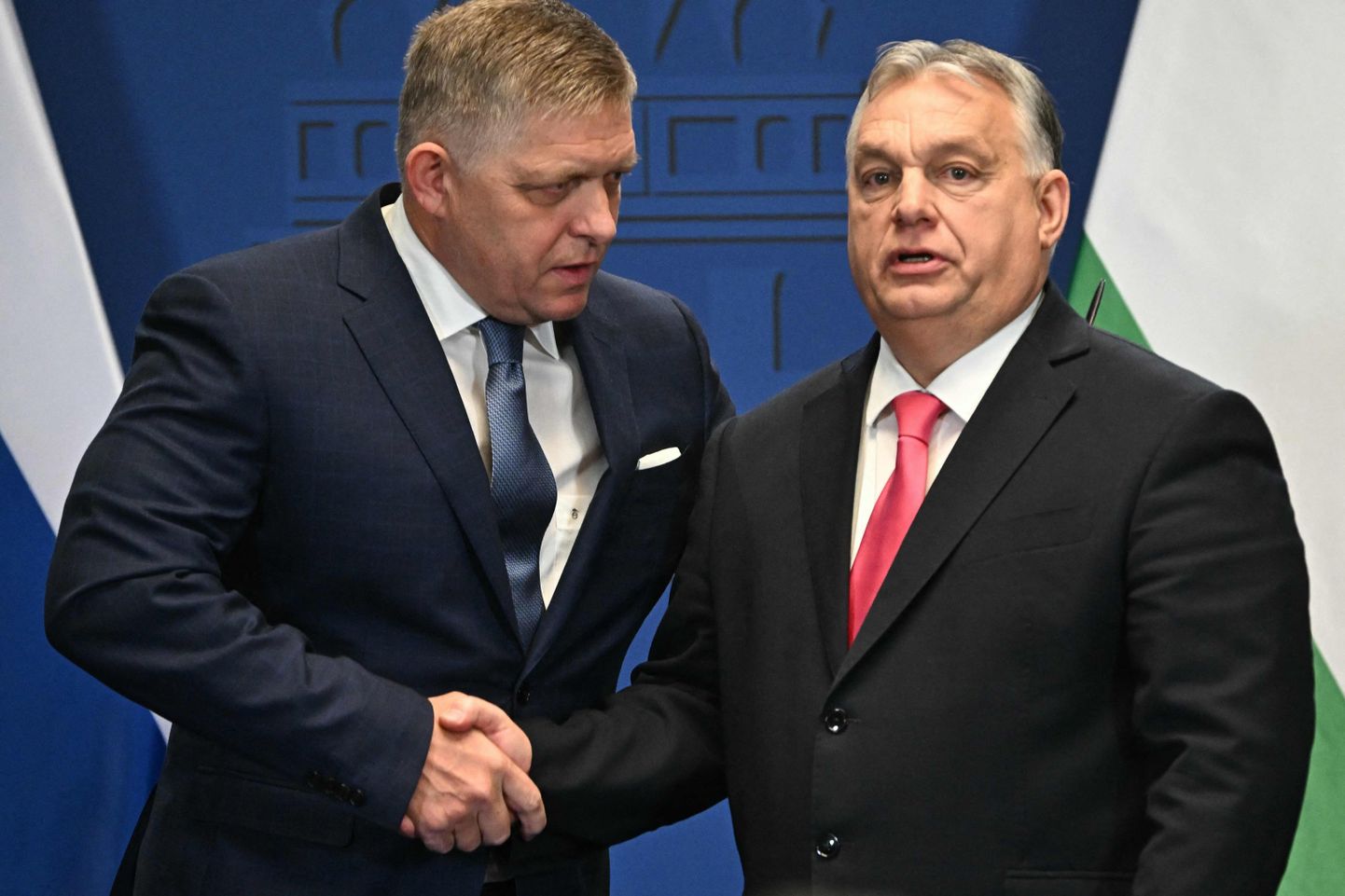 Премьер-министр Словакии Роберт Фицо внимательно прислушивается к венгерскому лидеру Виктору Орбану, 16 января 2024 года, Будапешт, Венгрия.