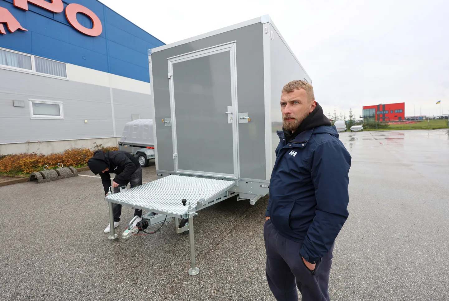 AS Respo Haagised mobiilne stabiliseerimispunkt-haagis. Esiplaanil Ukraina vabatahtlik abistaja Erko Laidinen.