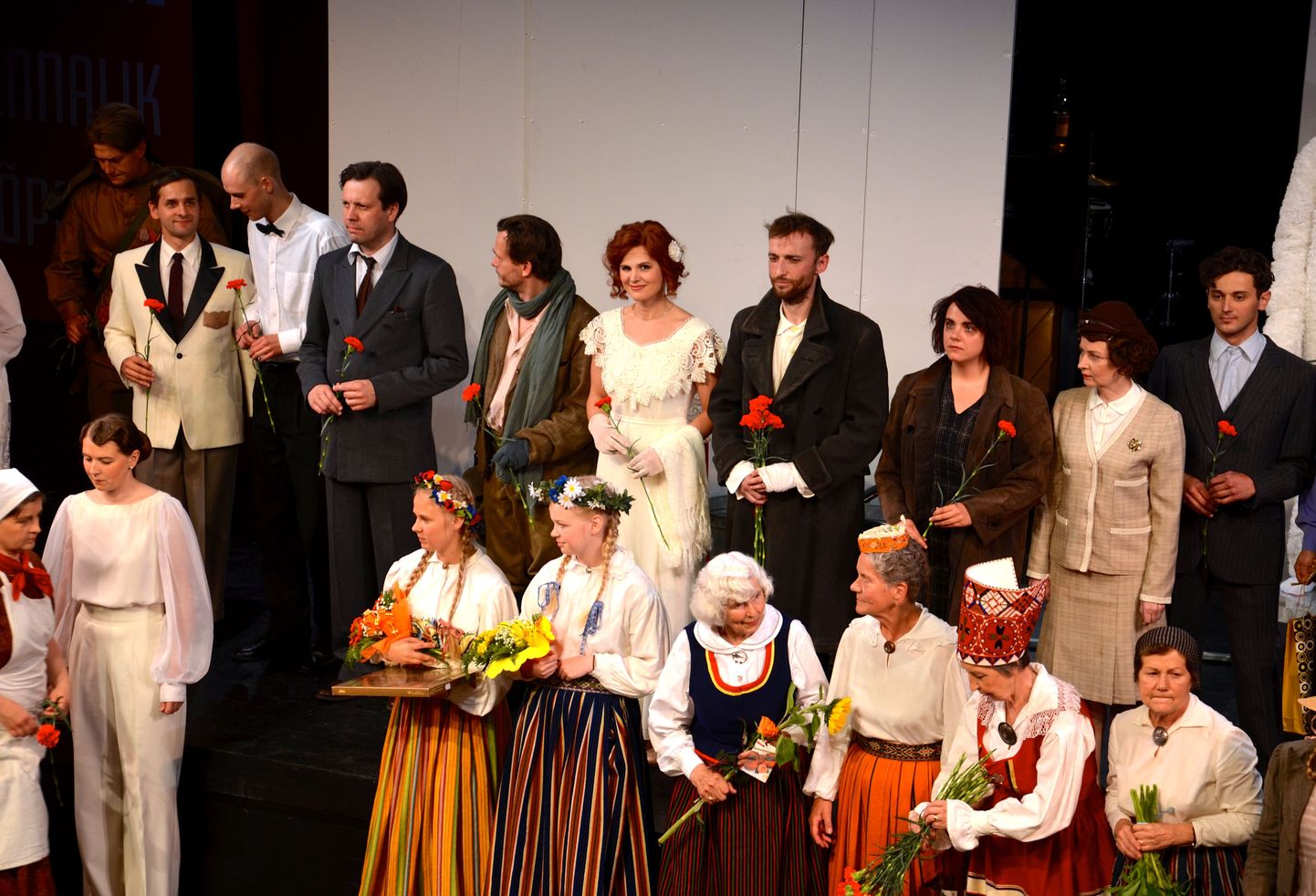 Eesti Draamateatri suure saali laval esietendus reedel Raimond Valgre elust ja loomingust kõnelev näidend «Laul, mis jääb».