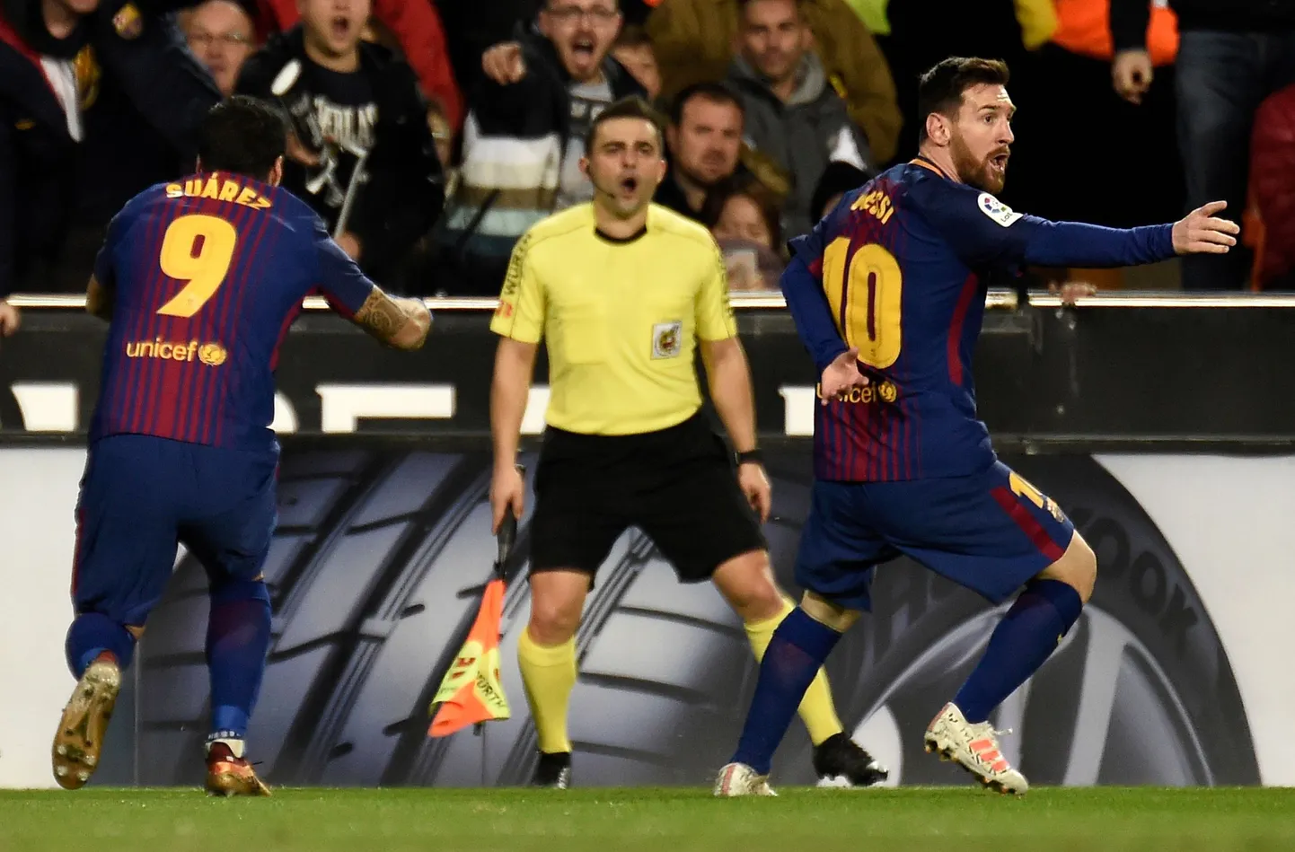 Luis Suarez ja Lionel Messi äärekohtunikuga vaidlemas.