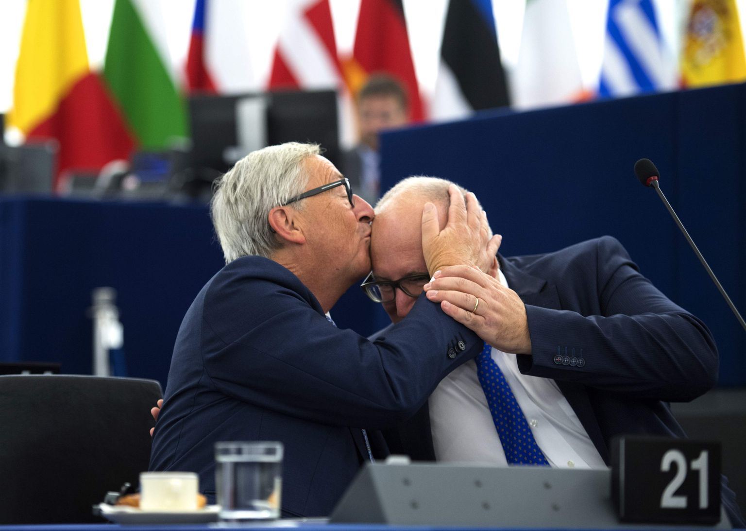 Euroopa Komisjoni president Jean-Claude Juncker jagas ka eile Strasbourgis otsimikumusisid. Seekordseks suudeldavaks oli tema Hollandi sotsist alluv Frans Timmermans.