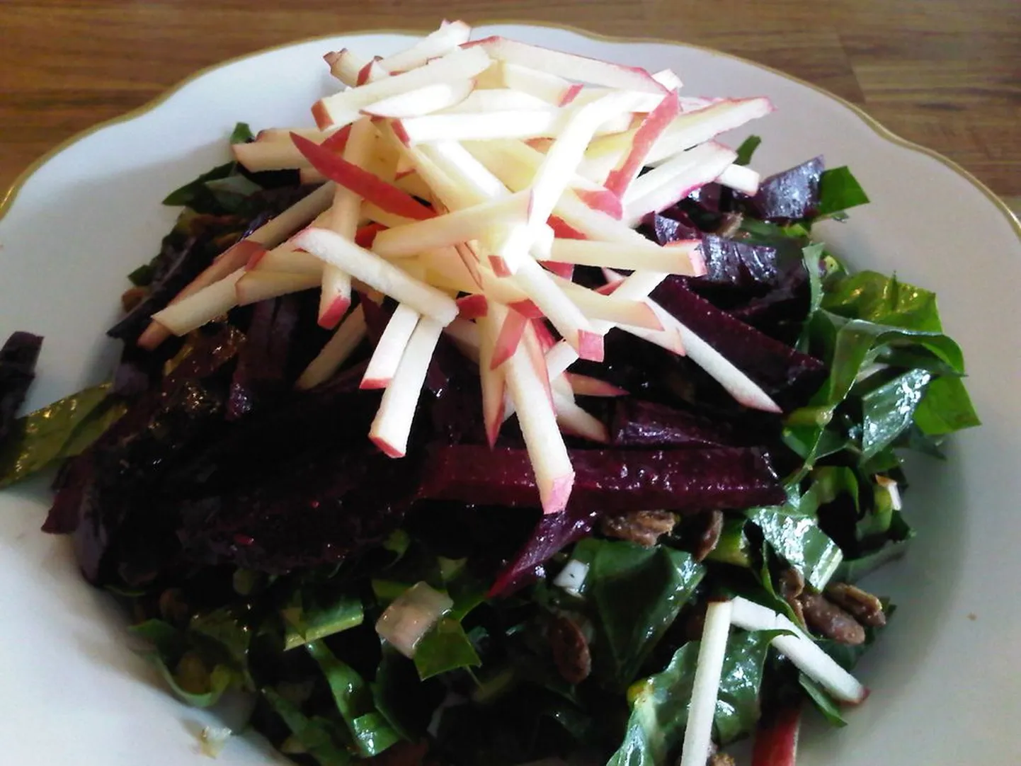 Võilillesalat õunaga.