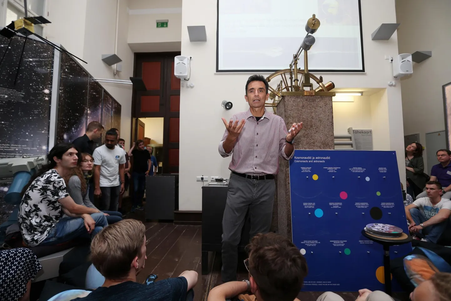 Napoli ülikooli astronoomia ja astrofüüsika professor Salvatore Capozziello peab Tartu tähetornis loengut ajas rändamisest.