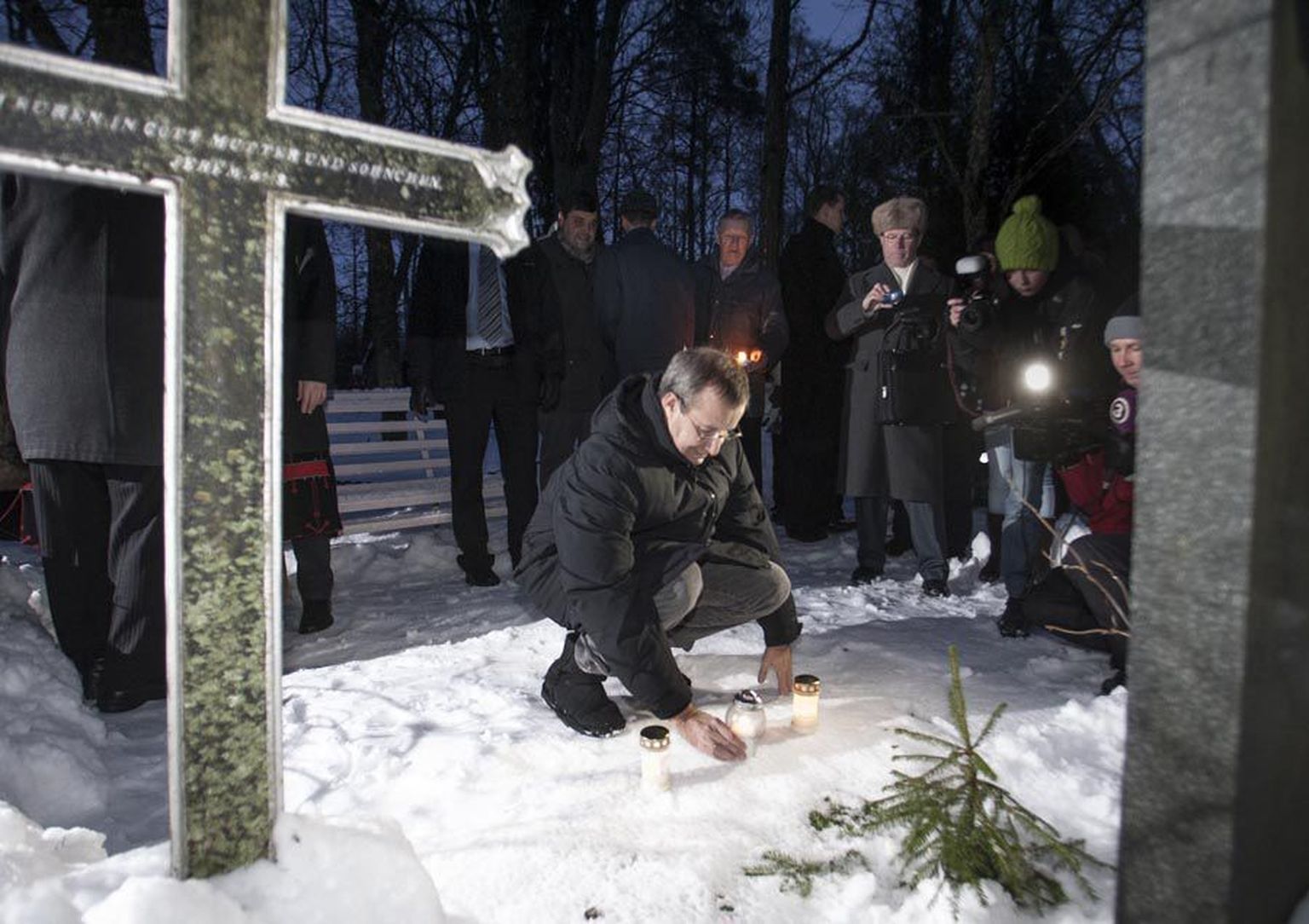 President Toomas Hendrik Ilves süütas eile Tarvastu kalmistul mälestusküünlad ning kutsus kõiki mõtisklema minevikupärandi üle.