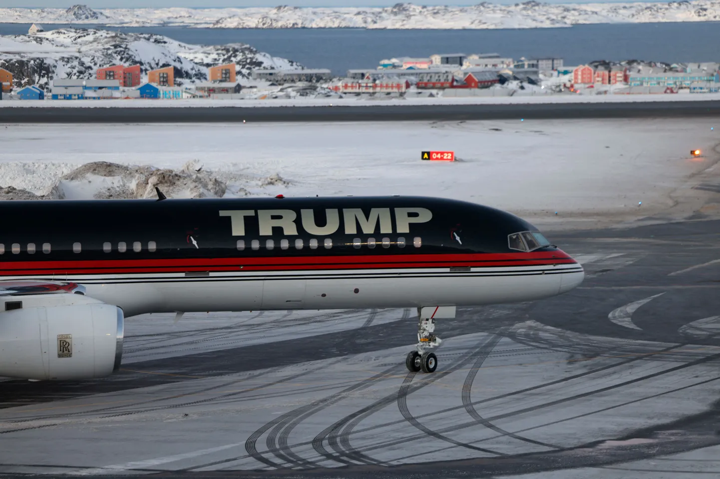 Trumpi lennuk Gröönimaa pealinna Nuuki lennuväljal, millega Donald Trump Jr jaanuari alguses saart külastas.
