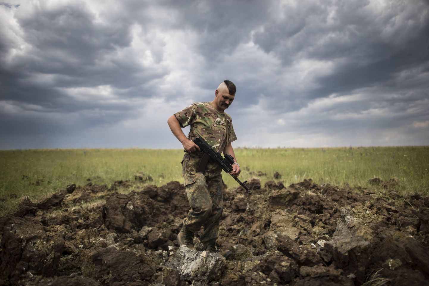 Ukraina sõdur uurimas raketiplahvatuse tekitatud kraatrit Luganski oblastis.