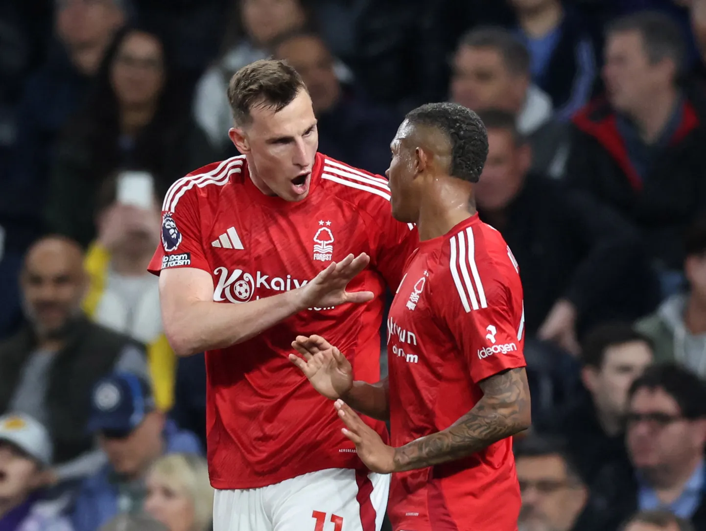 Nottingham Foresti ründaja Chris Wood ja poolkaitsja Danilo tähistavad Tottenham Hotspurile löödud väravat.