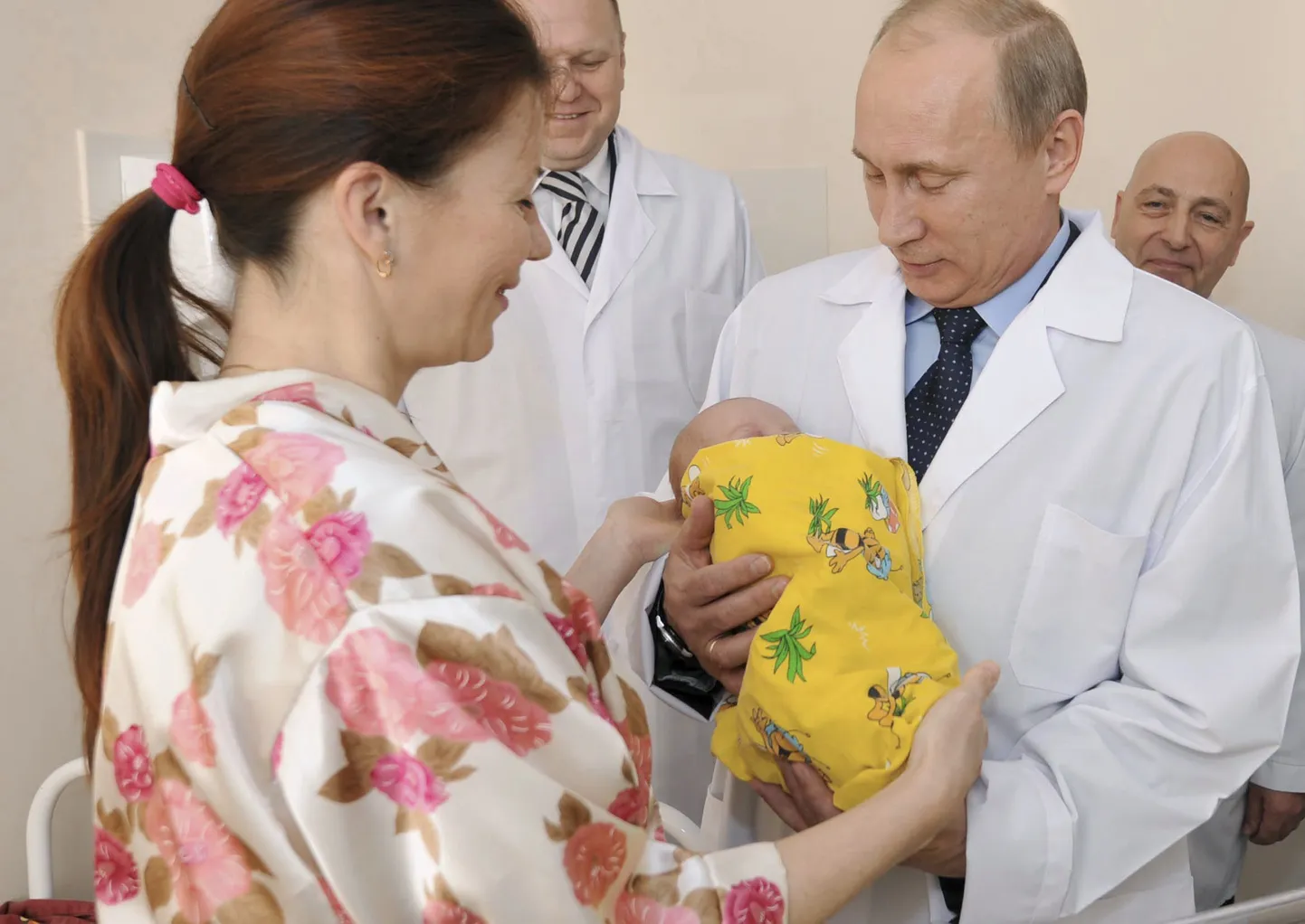 Елена Николаева и Владимир Путин с Петей на руках.