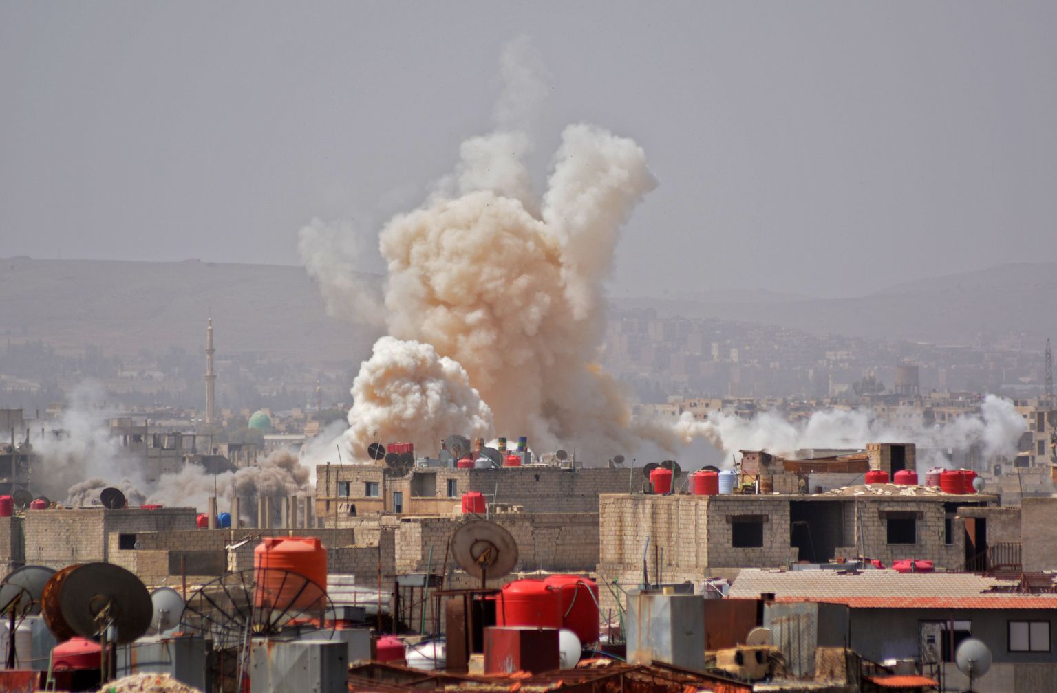 Mürsurünnaku tekitatud suitsupilv täna Yarmuki palestiina pagulaslaagri kohal Damaskuse lõunaosas.