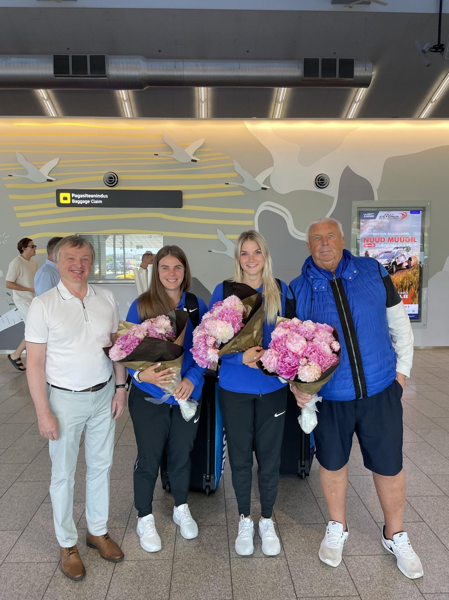 Tallinna lennujaama tuli Helina Rüütlit, Kati Kreet Marranit ja nende treenerit Mart Siliksaart (paremalt esimene) vastu võtma Eesti sulgpalliliidu president Tiit Vapper.