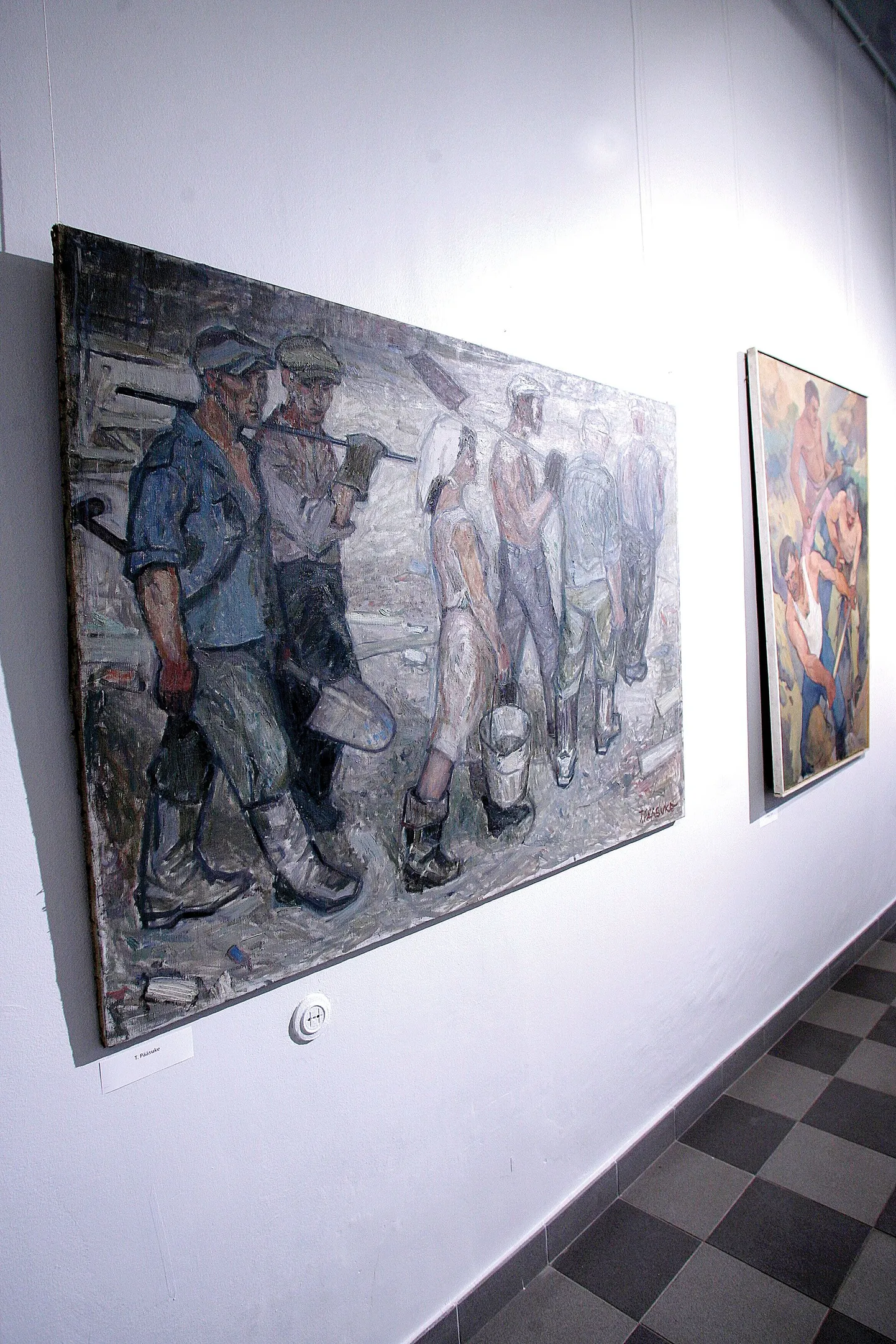 Tiit Pääsukese maali (esiplaanil) kõrval on Omar Volmeri õpilastöö.