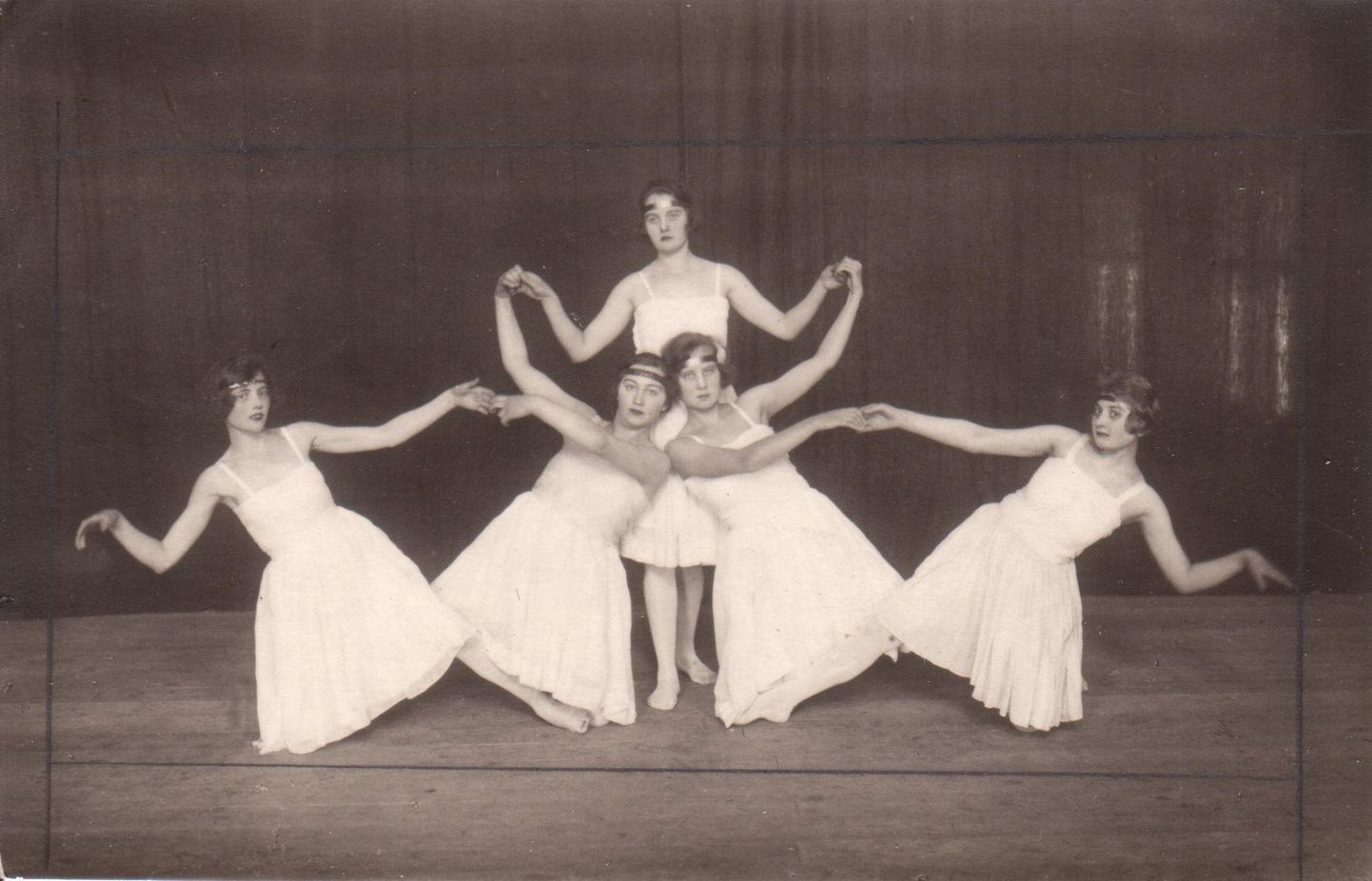 Naisvõimlejad Tapa kehakultuurikursustel 1920. aastate lõpus.