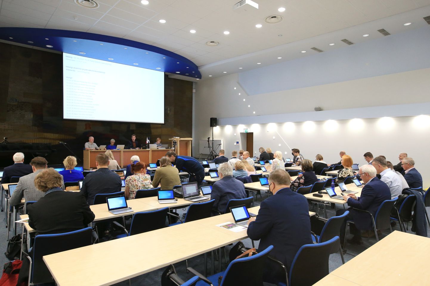 Tartu linnavolikogu eelmine koosseis pidas viimase istungi 7. pktoobril ülikooli raamatukogus.