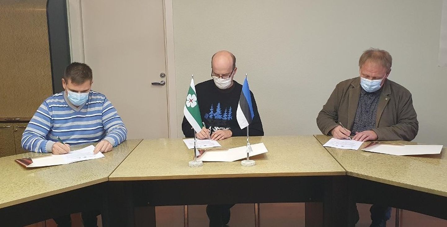 Koalitsioonilepingu Lääne-Nigula vallas allkirjastasid Jaanus Ratas (vasakult), Mikk Lõhmus ja Hardi Rehkalt.