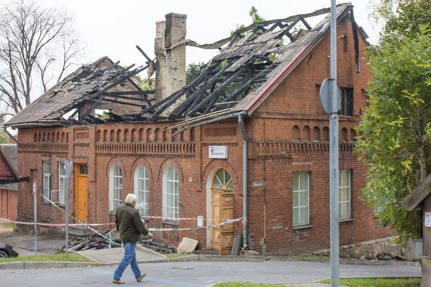 Tulekeeled hävitasid ööl vastu neljapäeva Tartu tänav 28 maja katuse täielikult.