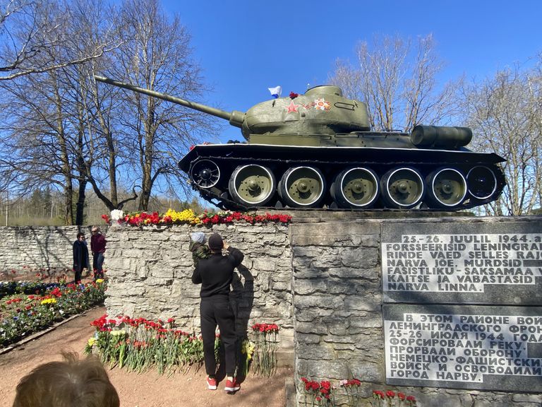 Tank-monument Narva − Narva-Jõesuu tee ääres.