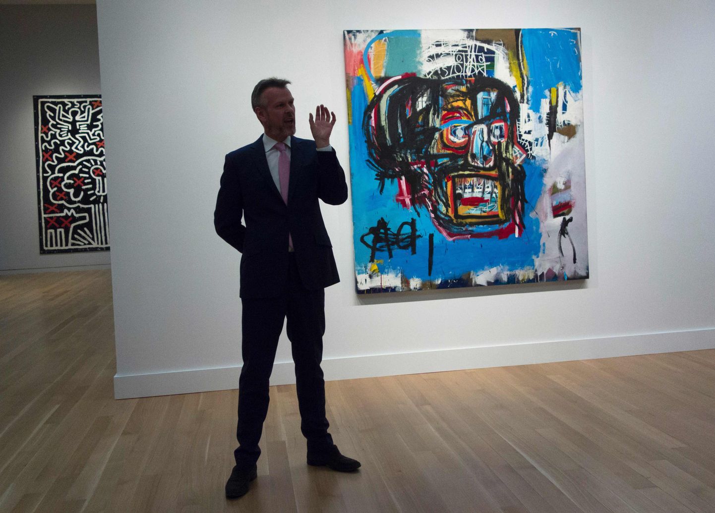 Sotheby'se esindaja tutvustamas USA imelapseks nimetatud kunstniku Jean-Michel Basquiat nimetut maali, mis osteti 110,5 miljoni dollariga.