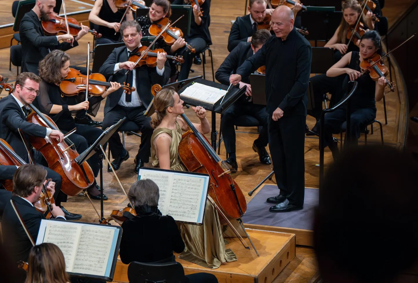 Tšellovirtuoos Sol Gabetta (keskel) ja dirigent Paavo Järvi vahel valitses Viini Konzerthaus konsterdil ideaalne kooskõla. Harmooniaga ühines kaunilt Eesti Festivaliorkester. FOTO: Markus Aubrecht