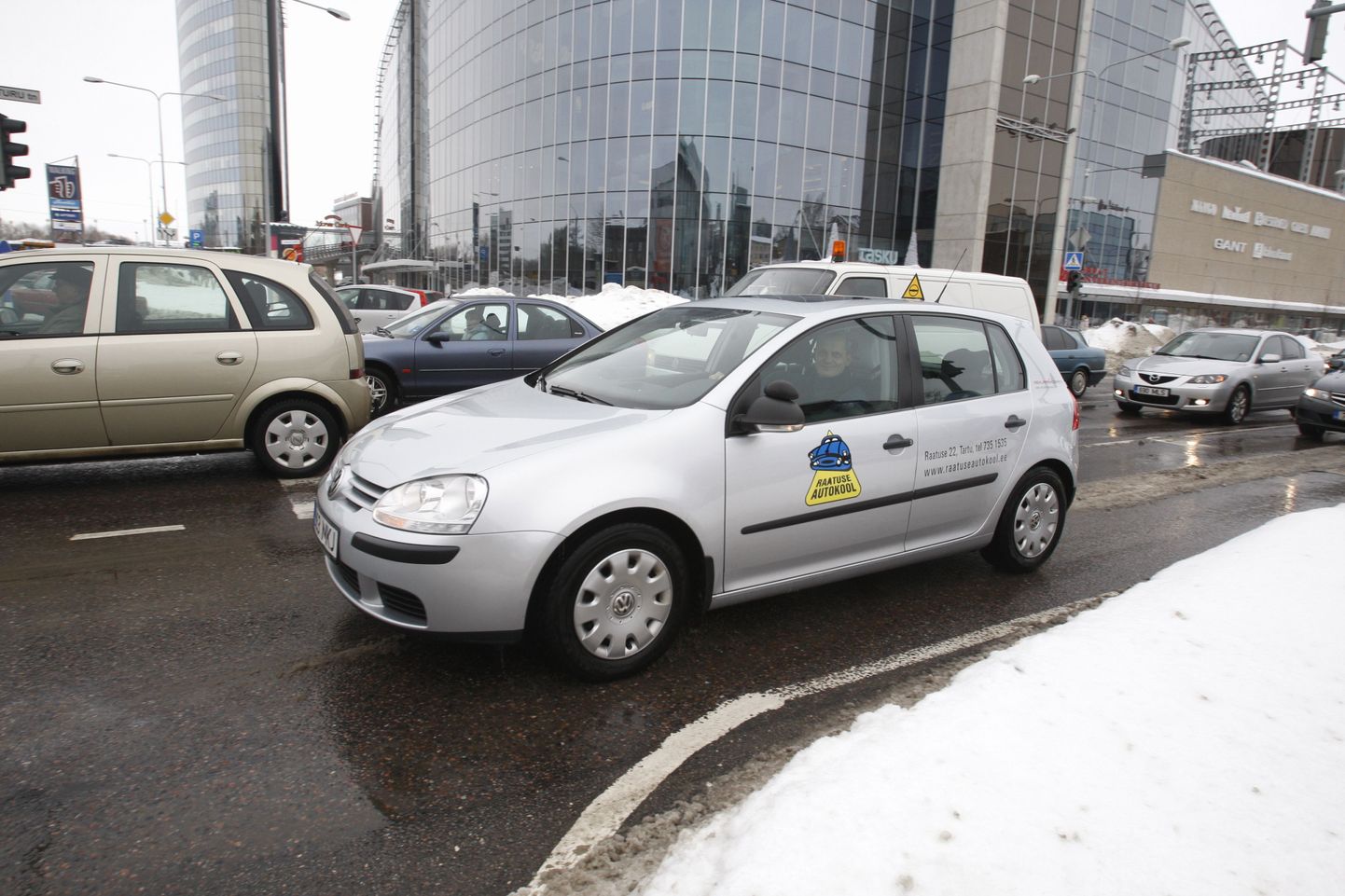 Tartu linnavalitsus plaanib tipptundidel keelata õppesõidu tegemise Tartu kesklinnas (pildil Raatuse Autokooli juhataja Tiit Ilves Turu-Riia ristmikul).