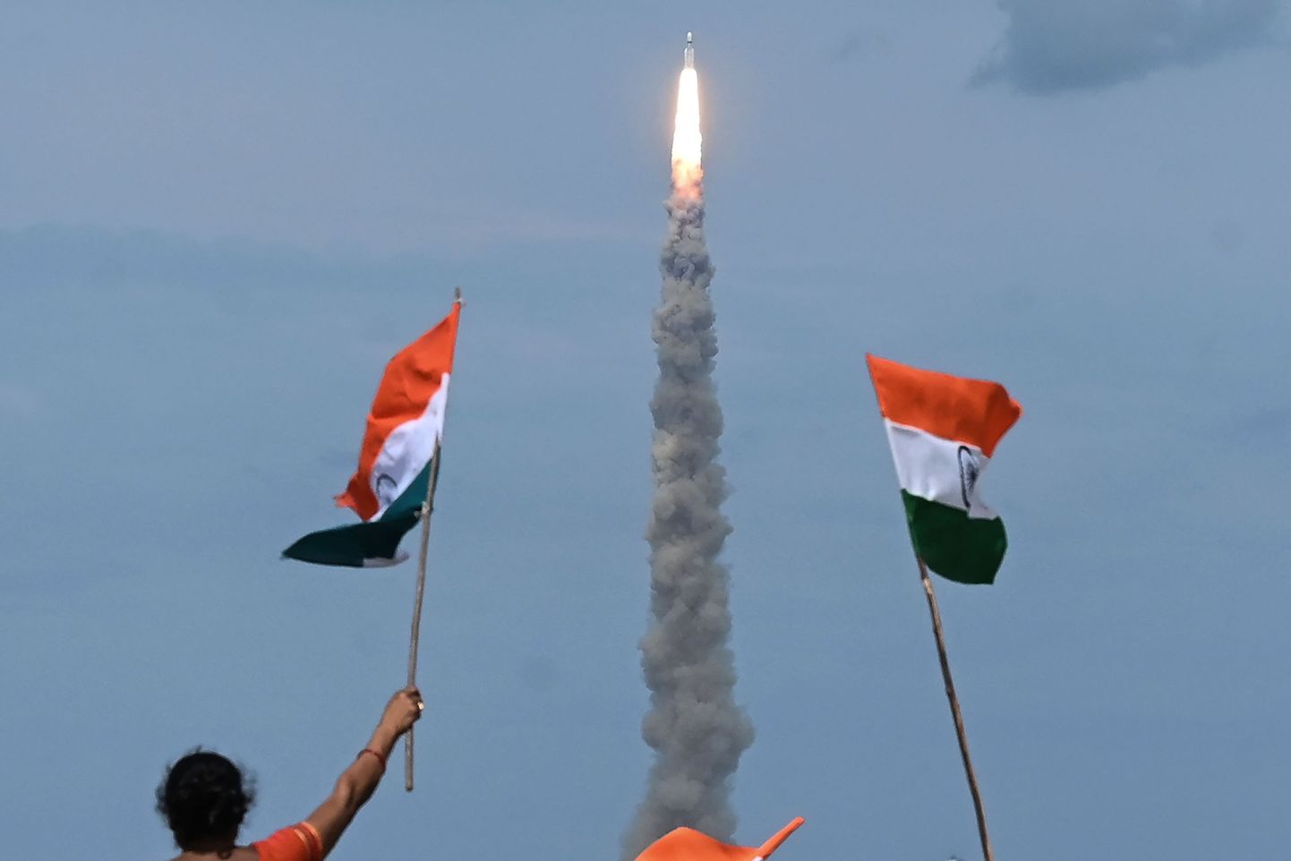 Chandrayaan-3 starti jälgivad inimesed India lippudega.