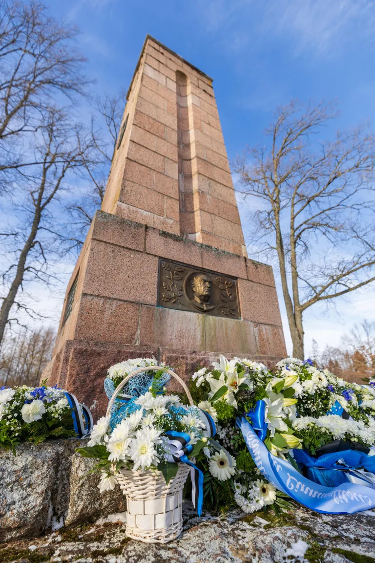 Konstantin Pätsi mälestussammas Tahkurannas.