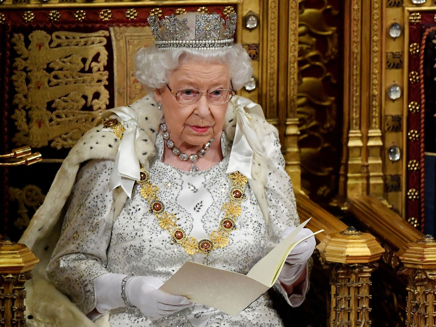 Briti kuninganna Elizabeth II esmaspäeval lordide kojas monarhi troonil parlamendi uue istungjärgu avaistungil valitsuse seadusandlikku päevakorda tutvustavat kõnet pidamas.
