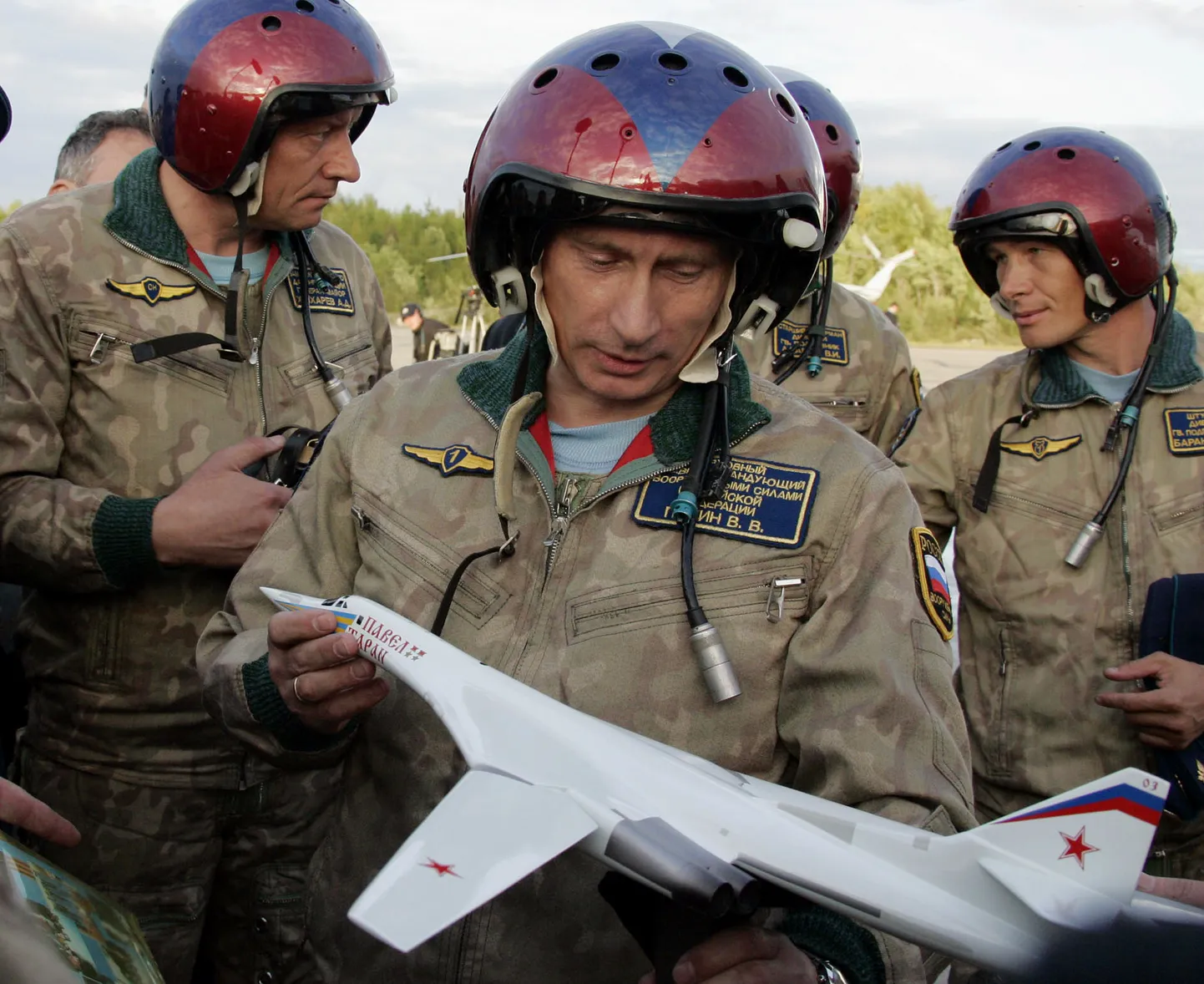 Venemaa president Vladimir Putin (ees keskel) külastas 16. augustil 2005 Koola poolsaarel Murmanskis asuvat lennuväebaasi, kus ta sai sõjalennukiga lennata ja talle kingiti Tupolev Tu-160 mudel. Tegemist on ülehelikiirusega strateegilise kontinentidevahelise lennukaugusega pommituslennukiga