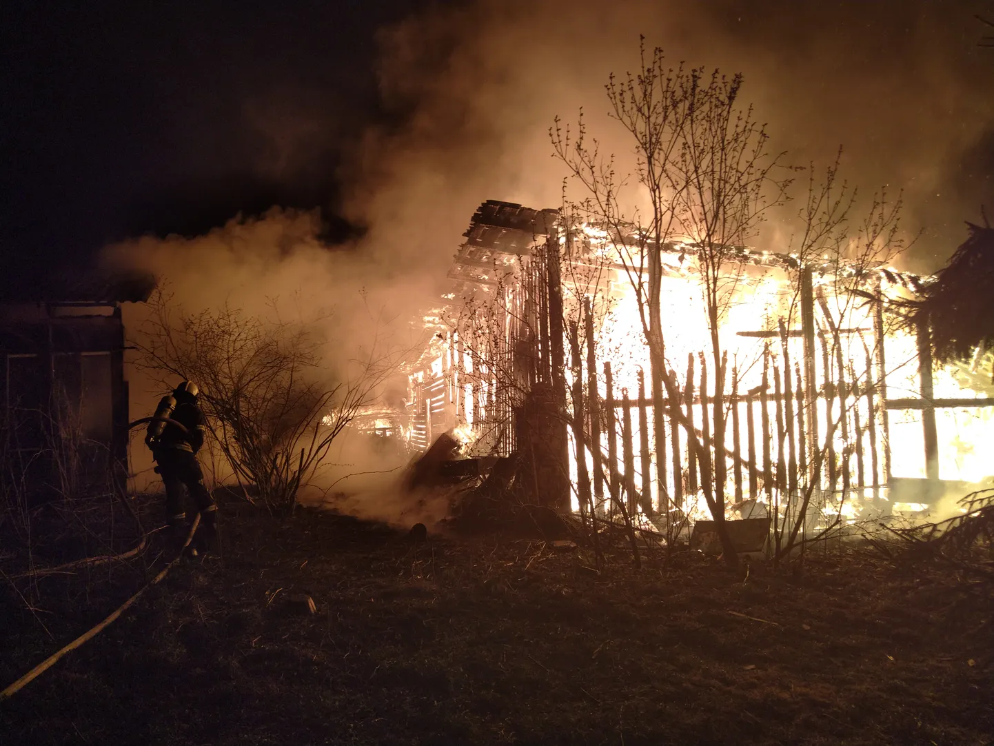Osulas põles maha kõrvalhoone, süttinud elumajas olnud naine pääses.