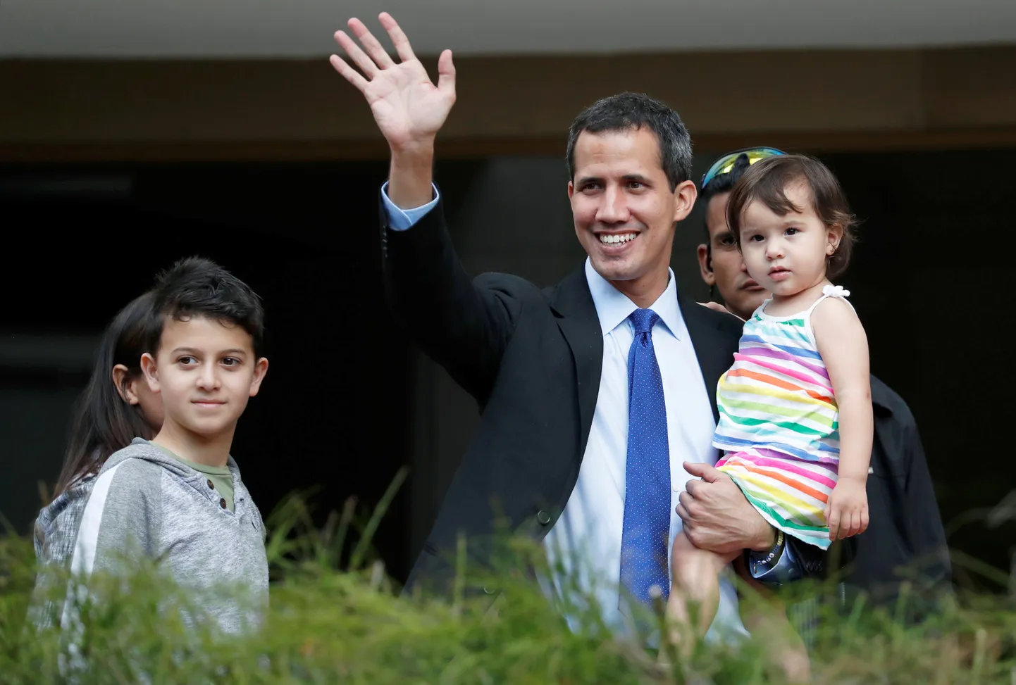 Juan Guaido oma kodu ees lehvitamas toetajatele.