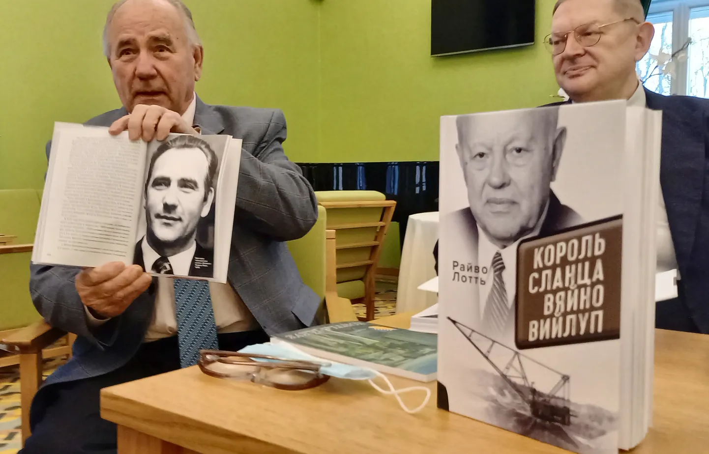 Laupäeval Kohtla-Järve kultuurikeskuses toimunud raamatuesitlusel leidis Endel Paap põlevkivikuninga raamatust ka enda suure pildi. Kõrval on raamatu autor Raivo Lott.