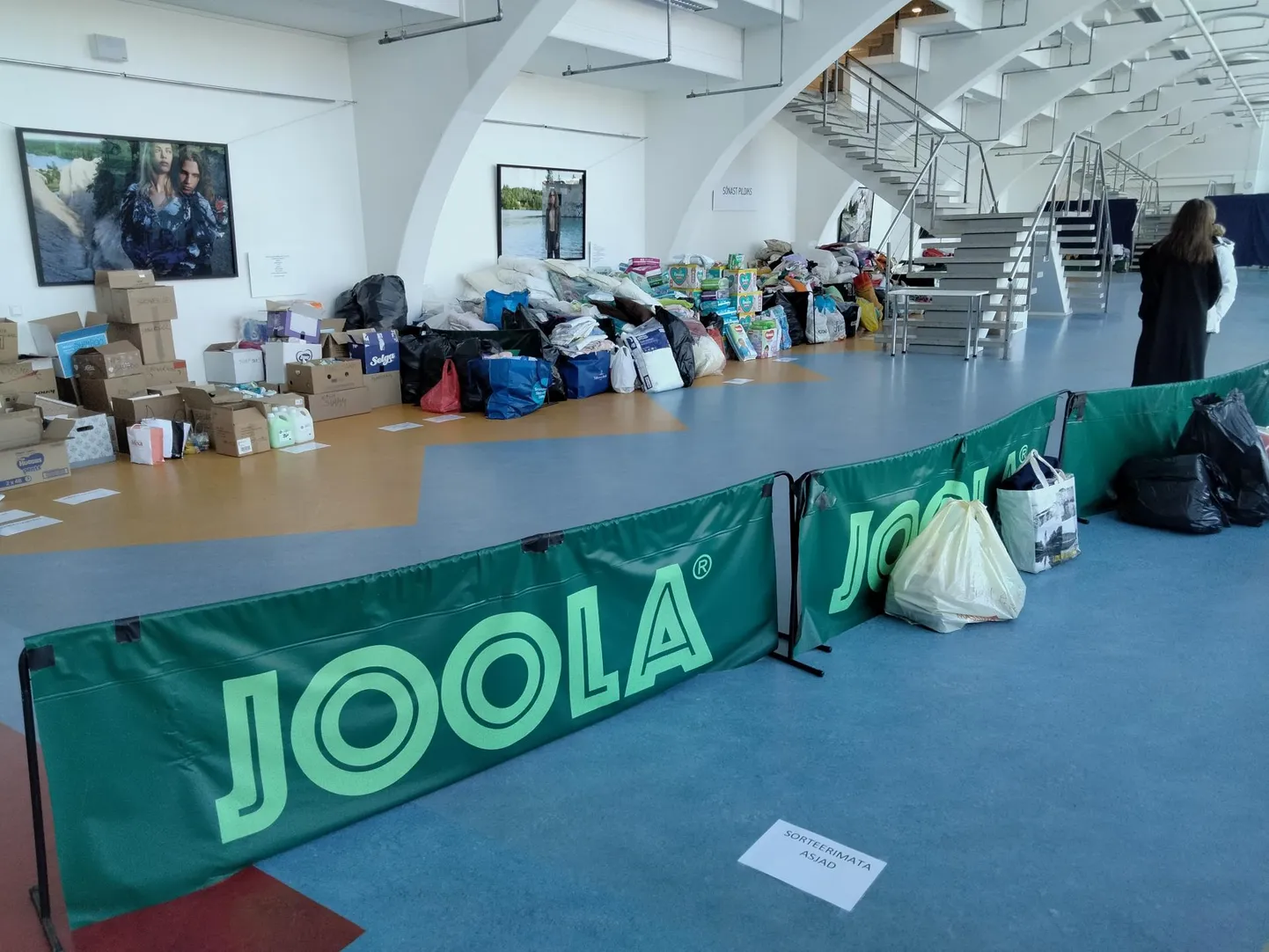 Punase Risti kogumispunkt ja sõjapõgenike abistamise keskus avati esialgu Rakvere spordikeskuses (pildil). Alates 14. märtsist tegutseb see Rohuaia lasteaias.