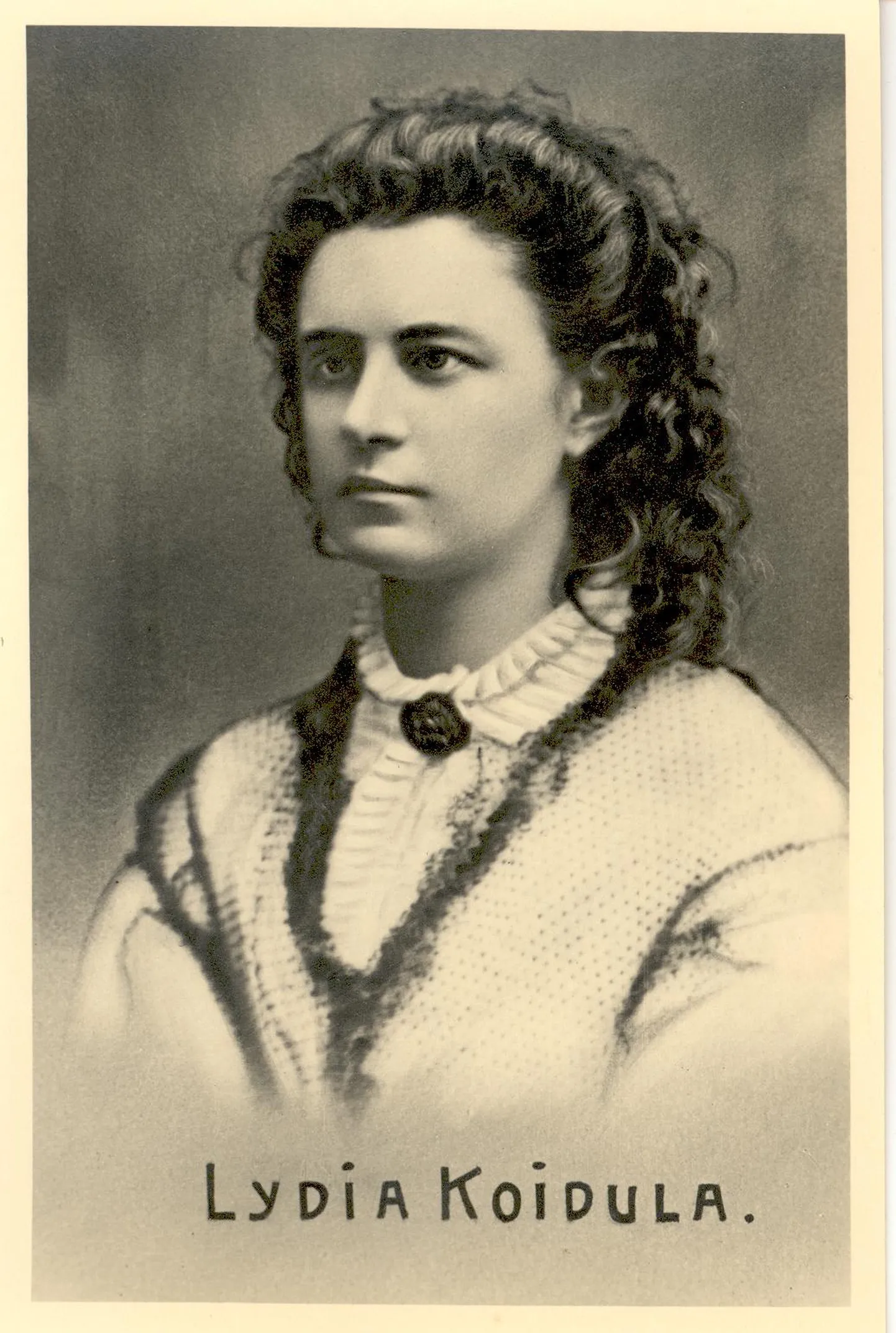 24. detsembril 175 aastat tagasi sündinud Lydia Koidulast on Reinhold Sachker teinud foto ligikaudu aastal 1870. Samal ajal tõi kirjaneitsi vaatajate ette oma esimesed näidendid ja viisistas ise nende etendamise kaunistamiseks oma luuletused.