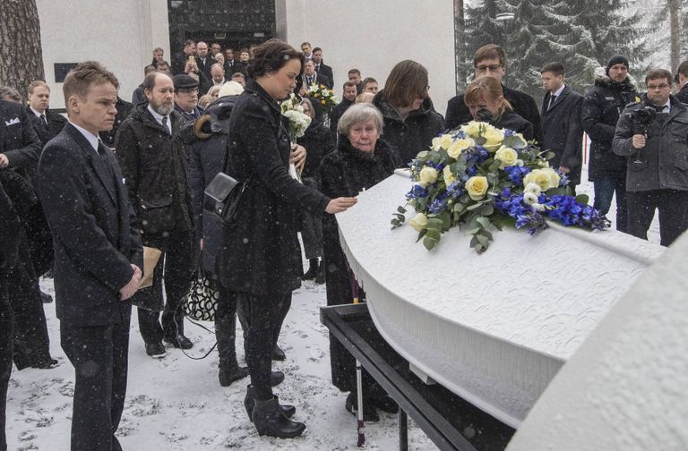 Matti Nykäneni tütar Eveliina Mäntykangas hoidmas 2. märtsil 2019 Jyväskylas kätt oma isa kirstul