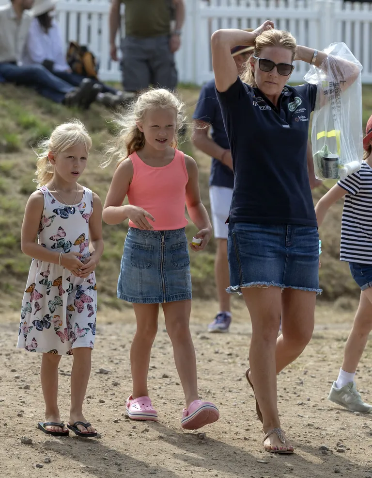 Autumn Phillips augustis 2018 koos oma kahe tütre Savannah (keskel) ja Islaga