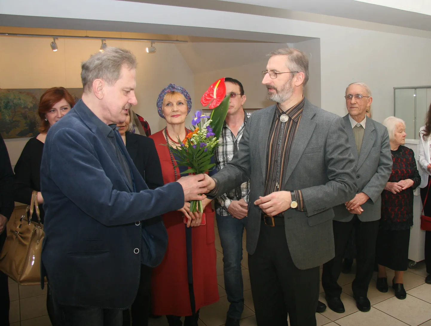 Näituse avamisel õnnitleti tulevast juubilari Arkadi Jartsevit.