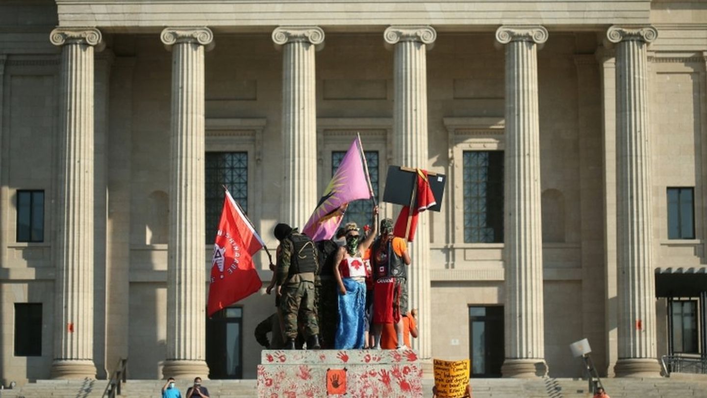 Активисты на постаменте статуи