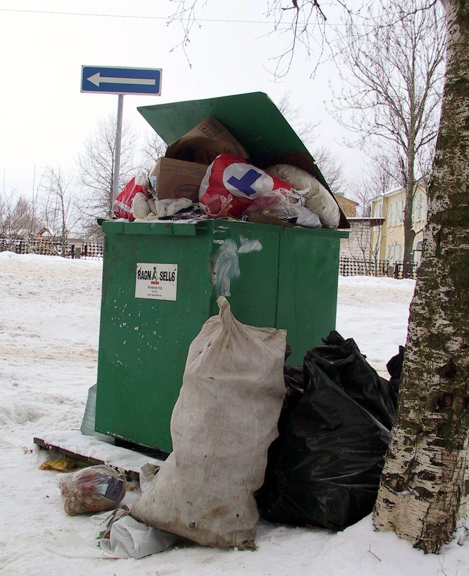 Если мусорная фирм сама откладывает опорожнение контейнера, она также должна вывезти скопившийся около него мусор.