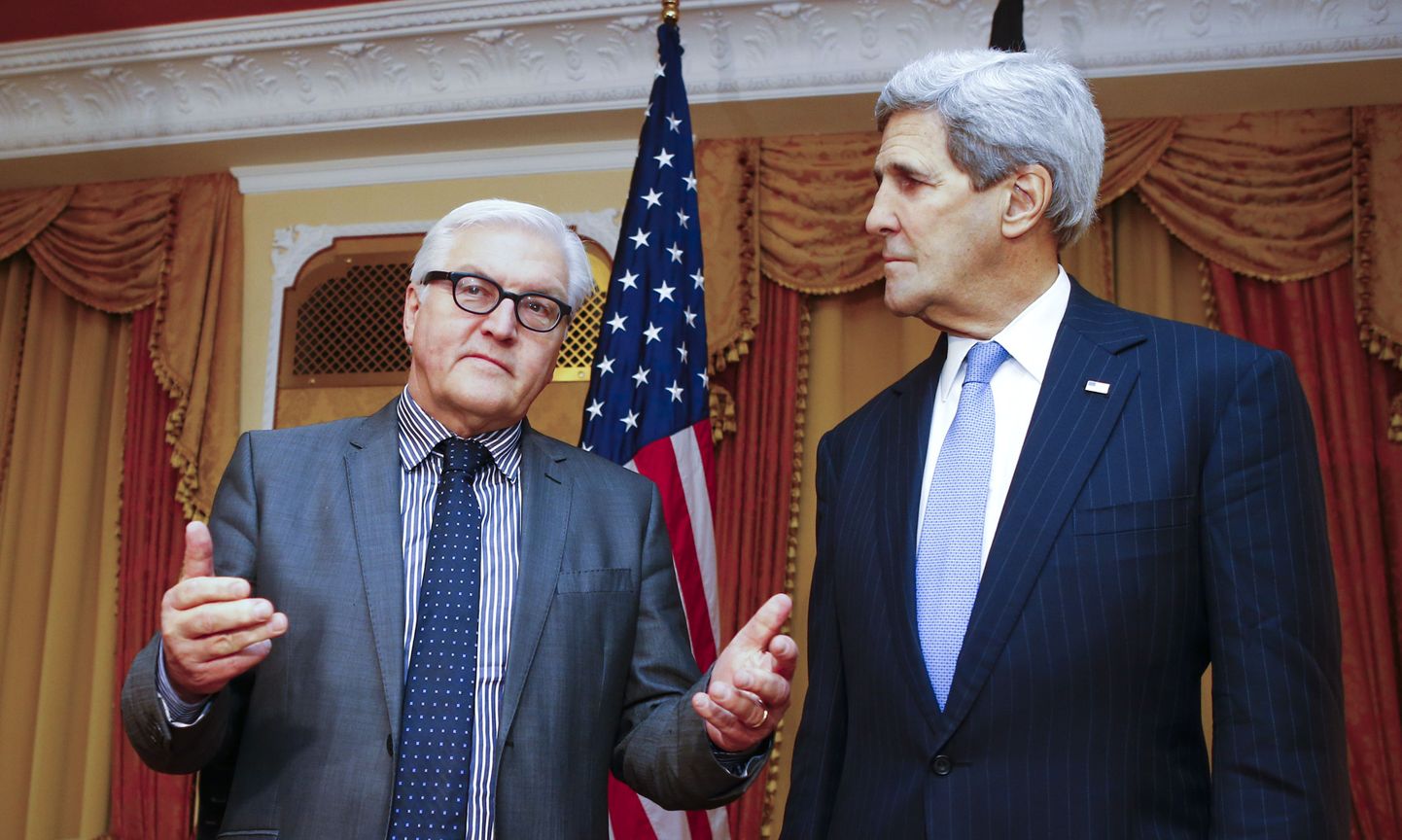 USA välisminister John Kerry (paremal) koos Saksa välisministri Frank-Walter Steinmeieriga täna Viinis enne kõnelusi fotograafidele poseerimas.