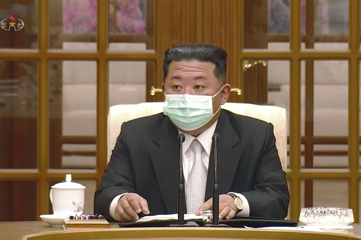 Põhja-Korea liider Kim Jong-un teatamas televisioonis riigi esimesest Covidi juhtumist.