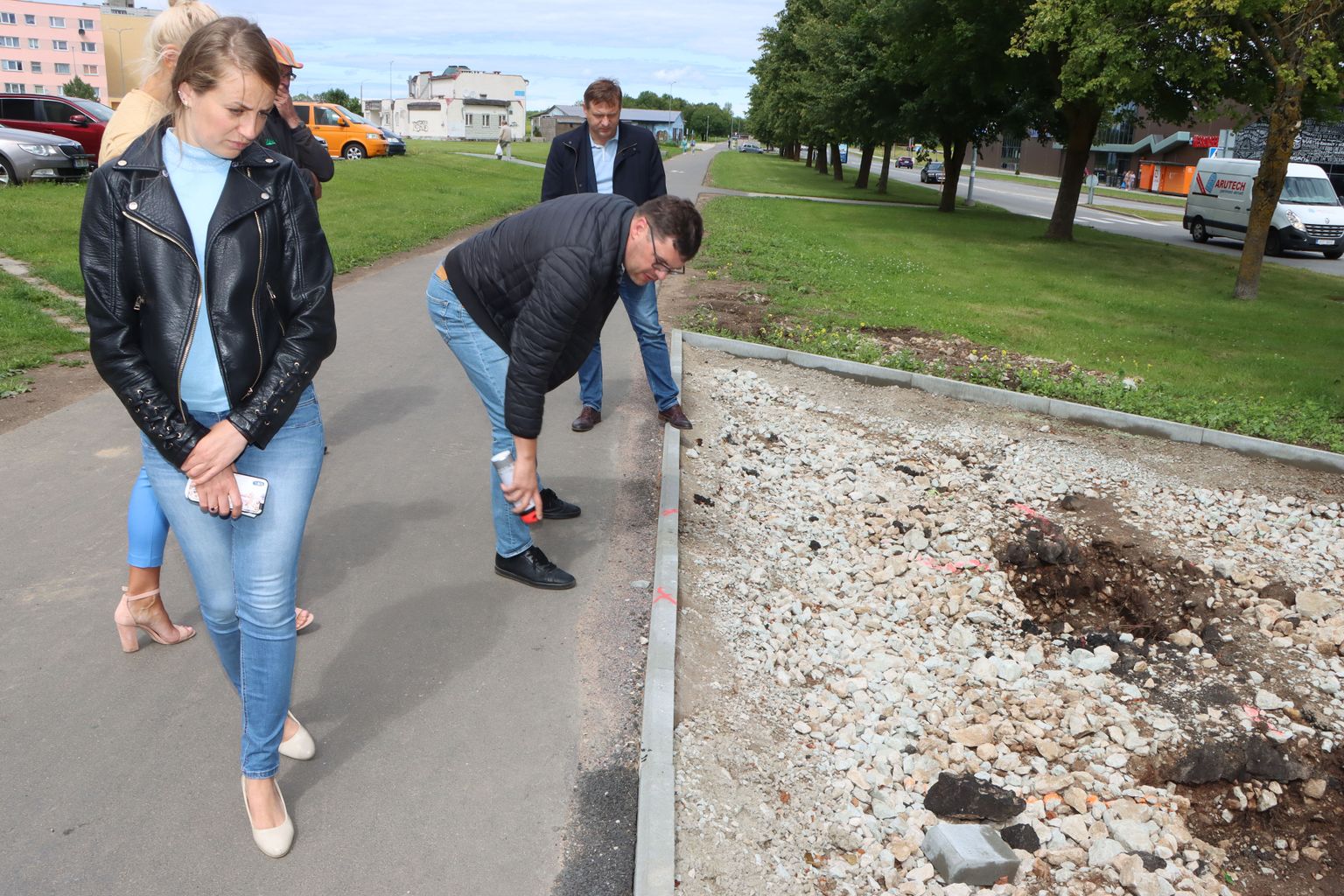Ahtme promenaadi kontrollimas käinud ametnikud märgistasid ära kõik avastatud puudused.