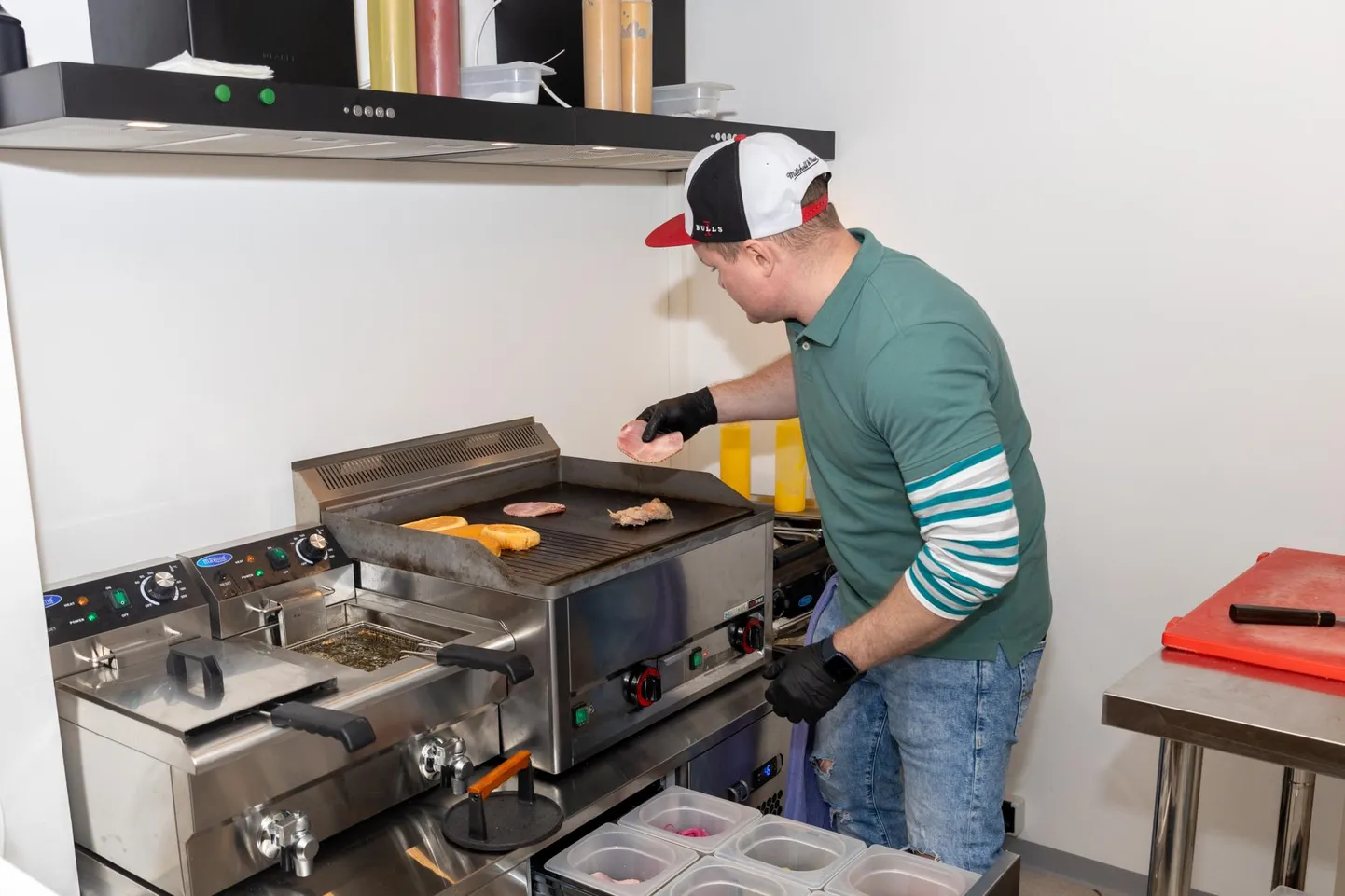 Peakokk Allar Jõe valmistab tulikuuma plaadi peal värsked võikud ja burgerid.