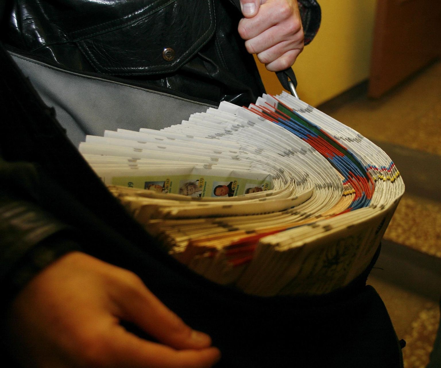 Express Post loobus varahommikusest lehekandest. Alates 1. aprillist toob ajalehti Omniva töötaja.