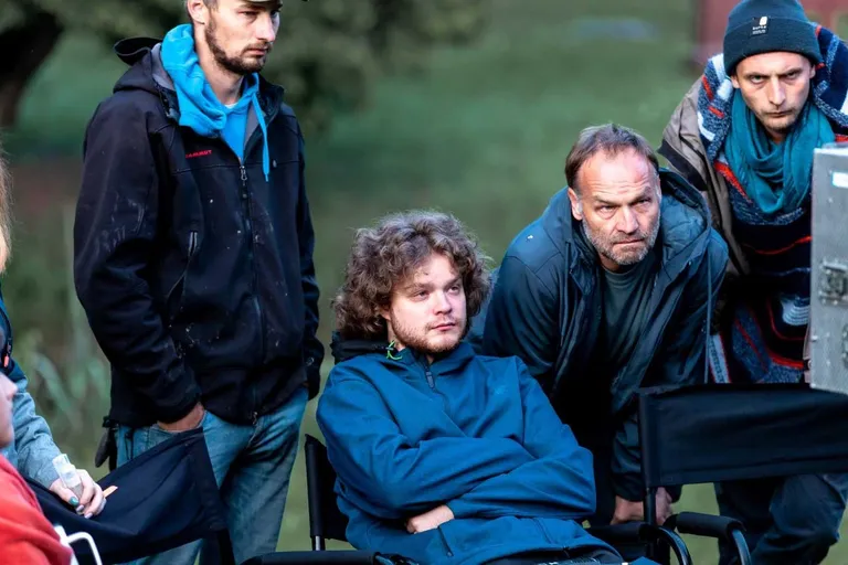 Režisors Matīss Kaža (blakus mākslinieks un animācijas filmu režisors Jurģis Krāsons)