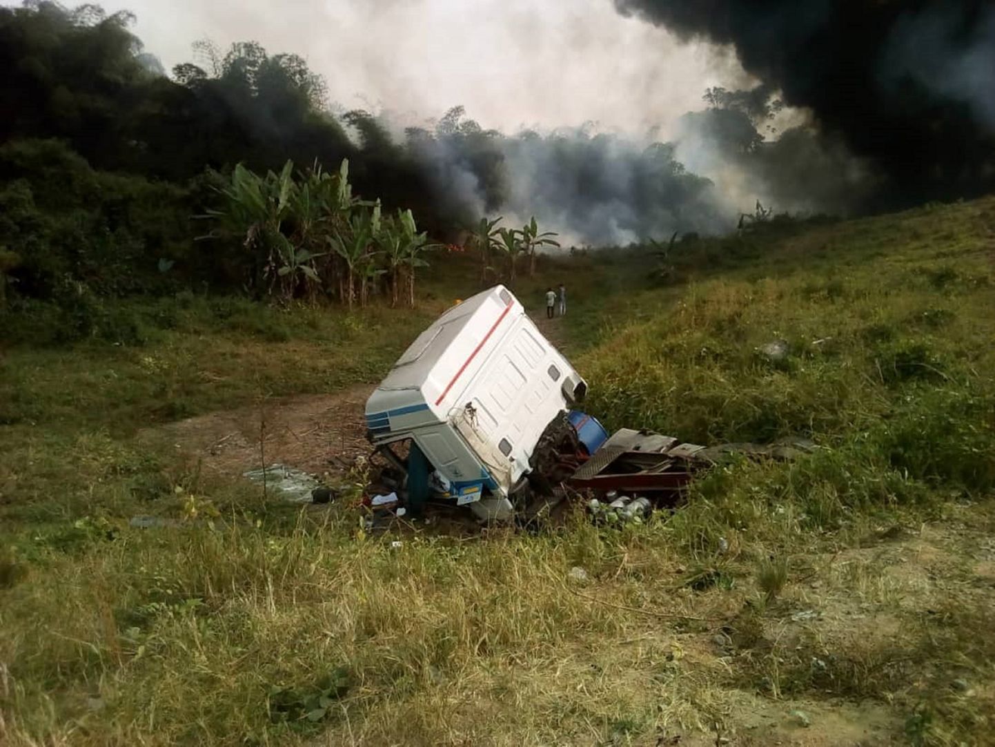 Nigeerias hukkus kütuseveoki plahvatuses kaheksa inimest. Pildil on näha, kuidas inimesed kogunevad plahvatuse algpunkti juurde.